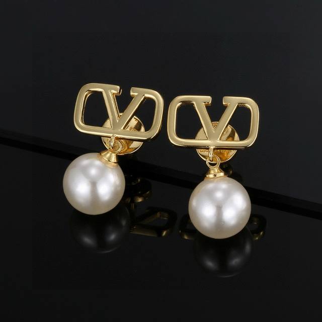 Valentino. Valentino Counter New Arrival, The Classic Diamond Design Abandons Th