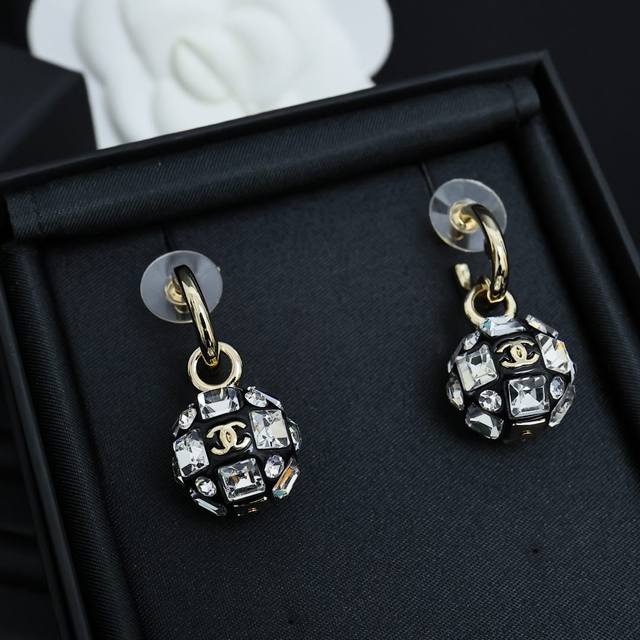 Chanel Best-Selling Full-Diamond Bouncing Ball Earrings A Must-Have For Fashion