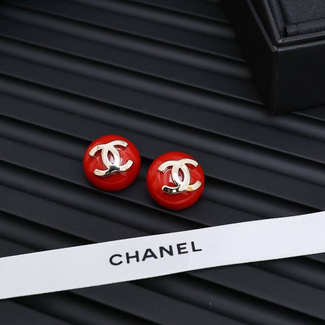 Chanel Red Acrylic Half-Circle Stud Earrings A Bold Retro Red Adds A Vibrant Tou