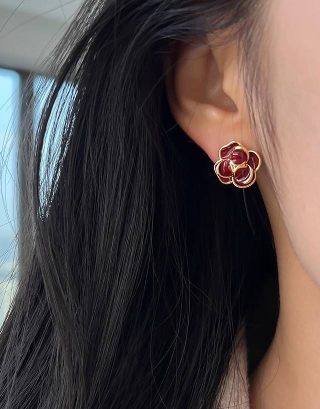 Chanel Classic Camellia Ear Studs: Perfect For Pairing With Various Everyday And