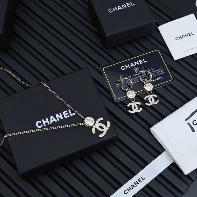 Chanel 24B Heart-Shaped Set. The Unique Metallic Texture Design, Adorned With Cr