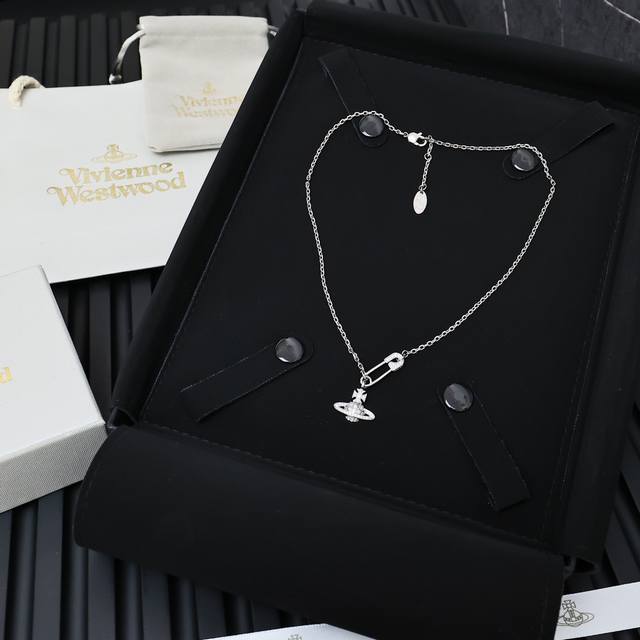 Vivienne Westwood Saturn Brooch Necklace Elegant And Sophisticated Design, Youth