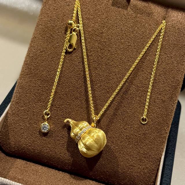 A5988 Traditional Gold Craftsmanship, Brushed Diamond-Studded Gourd Necklace. Th