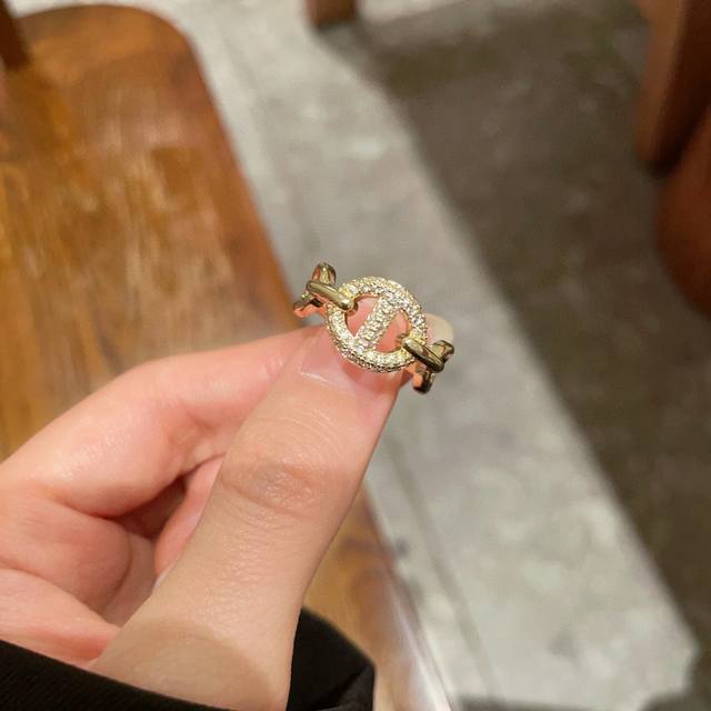 Dior Cd Diamond-Studded Fashion Series Ring! A Must-Have For Summer You'll Want
