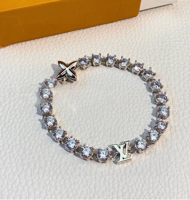 Lv Autumn/Winter New Arrival Cross Flower Logo Letter Full Diamond Bracelet, Sui