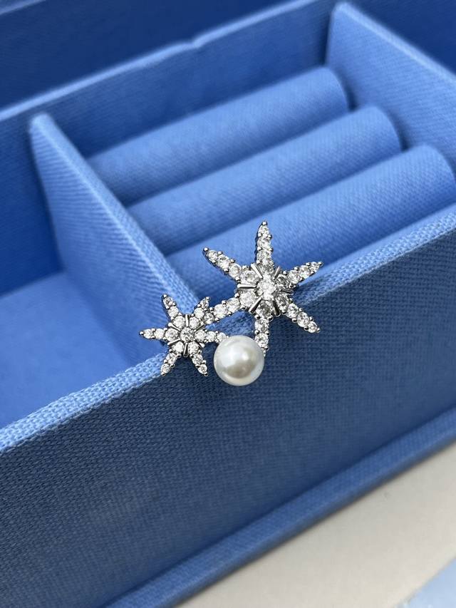 New Hefang Hefang Elegant Snowflake Brooch