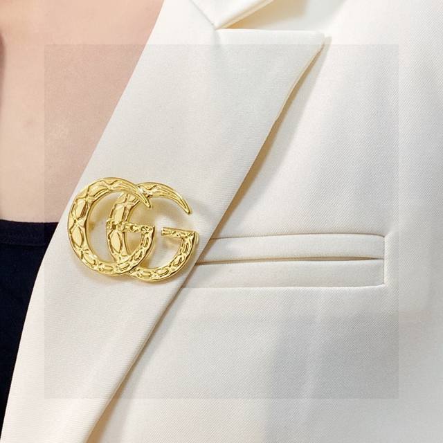 Gucci New Arrival Double G Vintage Snake Gold Brooch, The Ultimate Accessory For