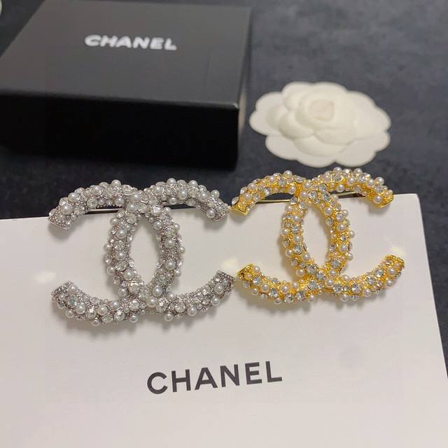 Chanel New Arrival Diamond-Studded Pearl Brooch, The Ultimate Accessory For Wome