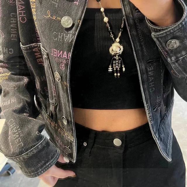 Chanel Chanel High-End Latest Version Double C Pearl Lion Long Sweater Chain Nec
