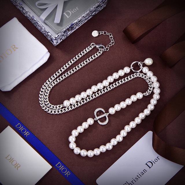 Dior New Dior Letter Necklace Loved By Top Brands. Metal Texture, Trendy Letter