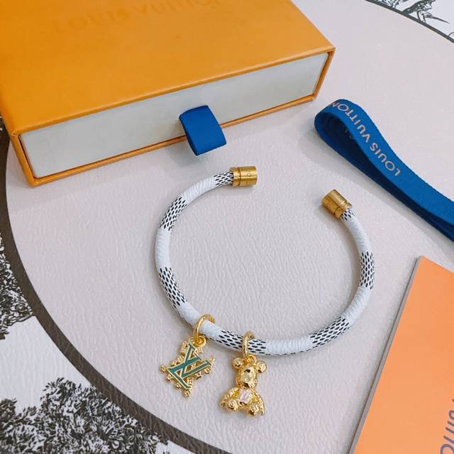 High-Quality Lv Louis Vuitton Genuine Leather Bracelet Original Factory New Mode