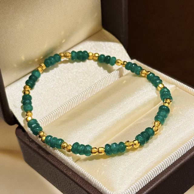 A5700 The Perfect Gift Choice, This Emerald Jadeite Bracelet Features Crushed Ic