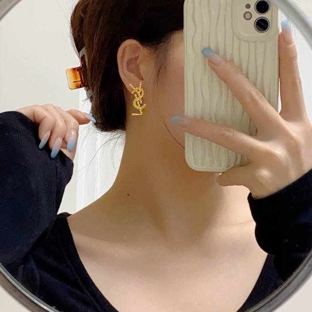 Saint Laurent Ysl Golden Ear Studs: Beauty Can Never Surpass Classic Elegance. T