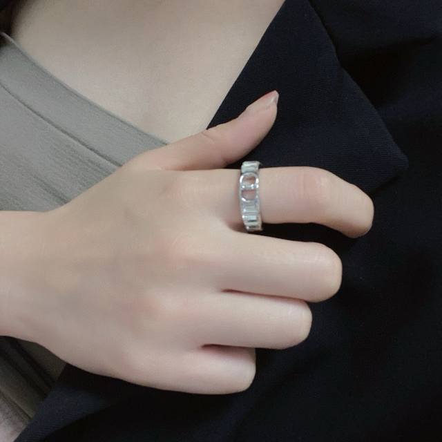 Dior Full Diamond Series C-Shaped Letter Ring! A Summer Essential That You Can't