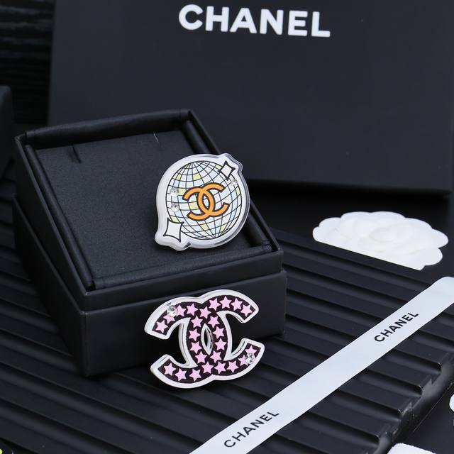 Painted Graffiti Acrylic Comic Brooch: A Cute Combination Of Classic Double C An