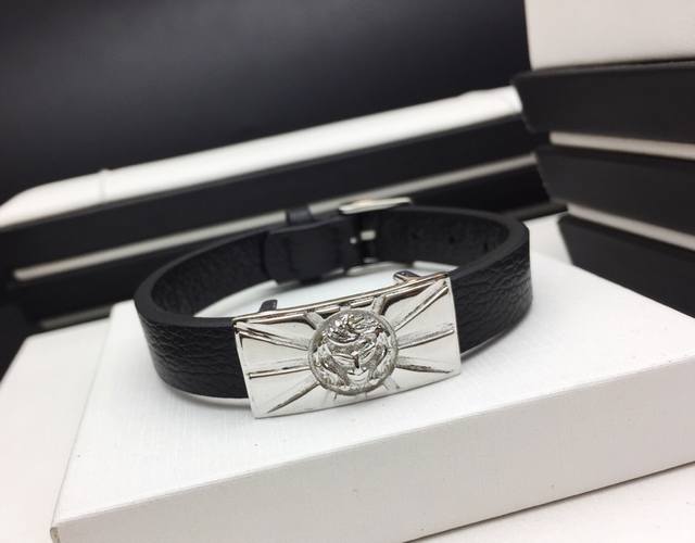 Versace New Lion Head Belt Bracelet Versace's Exquisite Belt Series Embodies The