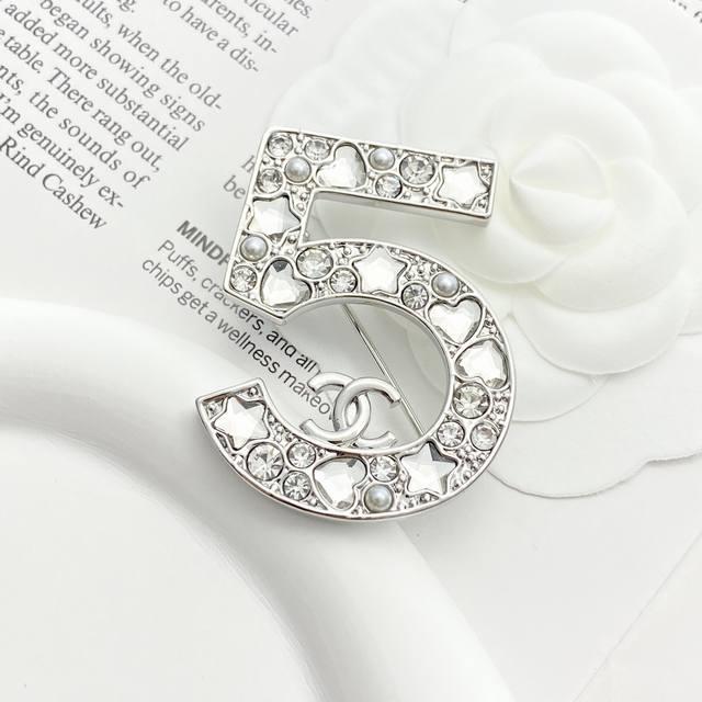 Chanel Brooch Hot New Arrival Chan 25 White Gold Star Diamond And Pearl Brooch N