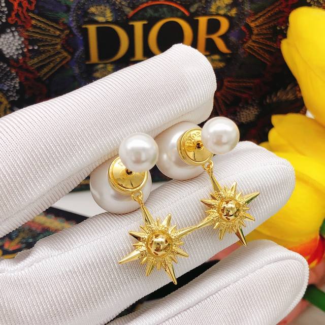 Code Ded0207 Dior Pearl Ear Studs With Eight-Pointed Star Pendant.