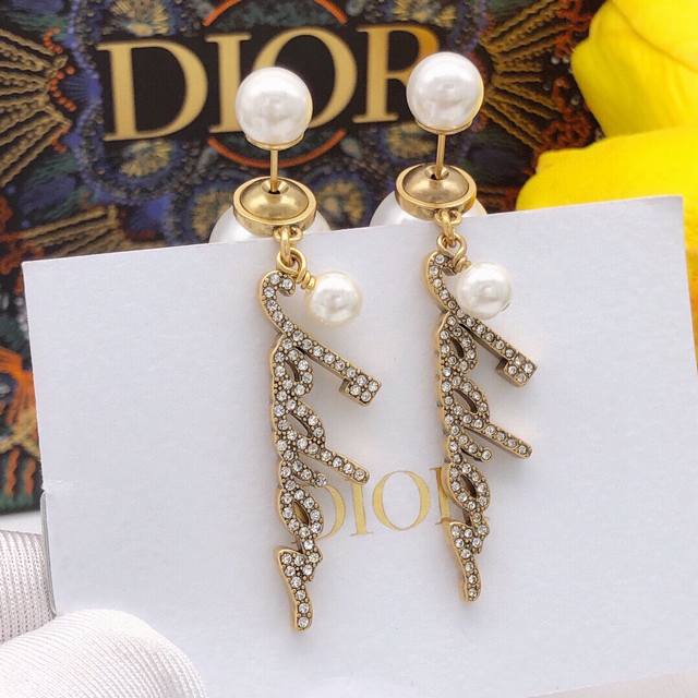 Code Ded0313 Dior Authentic New Arrival Dior Letter Pearl Earrings. High-End Qua