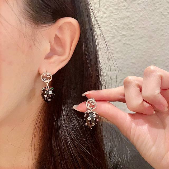 Authentic Gucci Gucci High-End Strawberry Double G Ear Studs, 3D Design, Premium