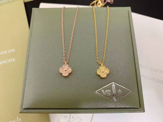 Gold Material Hot-Stamped Mini Four-Leaf Clover Necklace