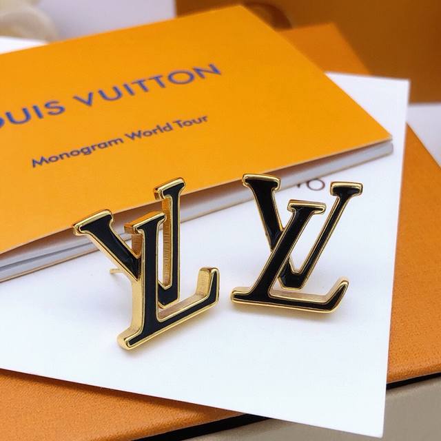 Code Led0093 Lv* Latest Dropping Black Ear Studs, Consistent Zp Brass Material