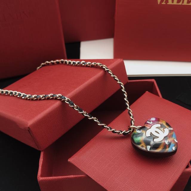 Id Xxl0261 Ch*Nel Latest Leather Gradient Color-Changing Heart Necklace, Consist