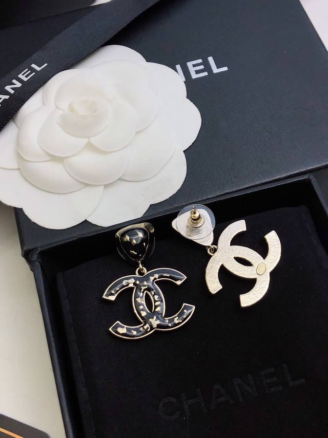 Chanel New Arrival, Hot New Product, Chanel-Style Vintage Double C-Letter Person