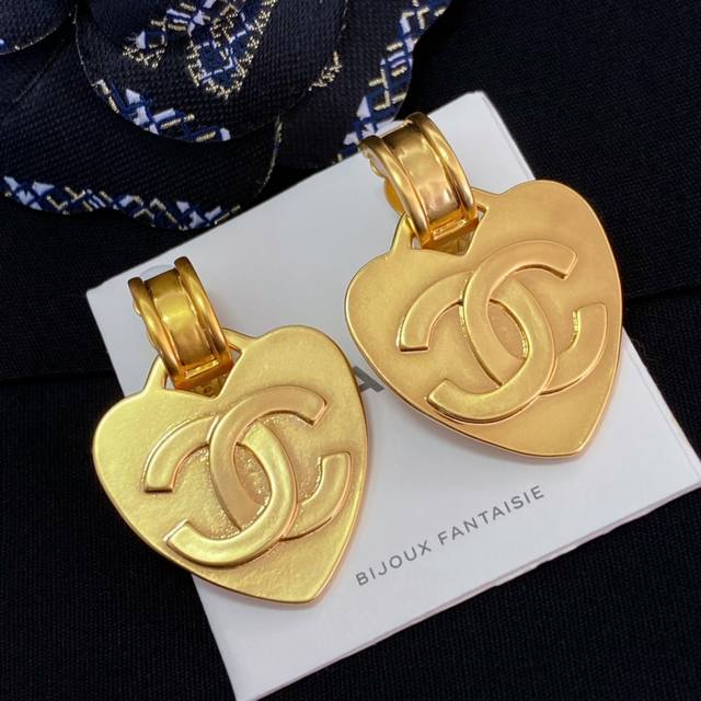 High-Quality, Details As Shown. Heart-Shaped Ear Studs, Highly Recommended! Tren