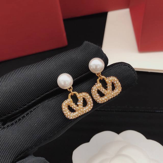 Code Ved0038 Valentino Pearl Earring With Diamond-Encrusted Pendant