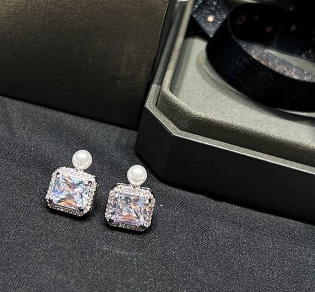 Gold Edition, Super Stunning Graff Pearl Crystal Perfume Bottle Ear Studs. High-
