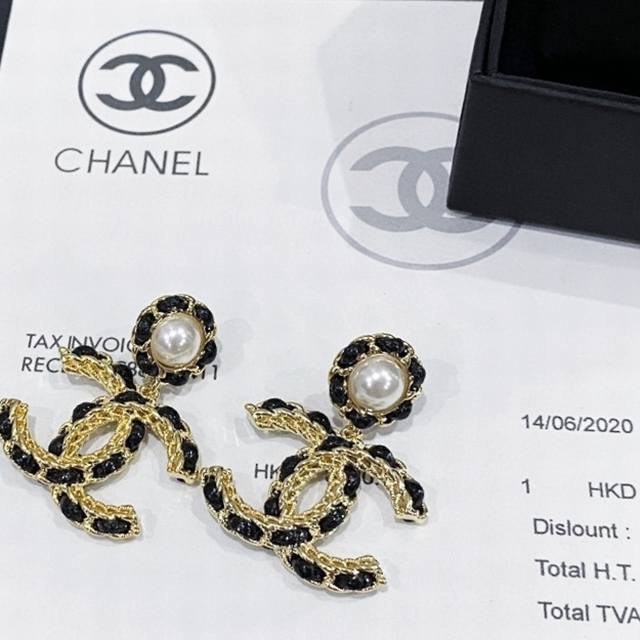 Hot-Selling Chanel-Inspired Square Pearl Leather Ear Studs And Earrings. A Fanta
