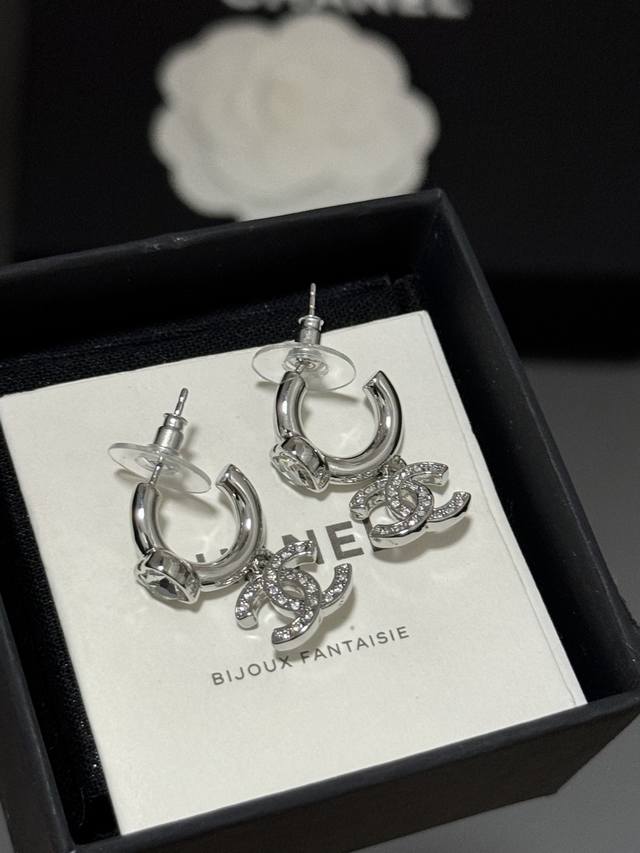 Ch*Nel Latest Platinum Heart Ear Hook Earrings, Consistent Zp Brass Material