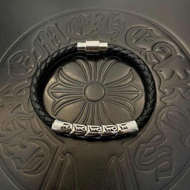 New Arrival, Store-Quality Chrome Hearts Crocodile Heart Leather Cord Bracelet.
