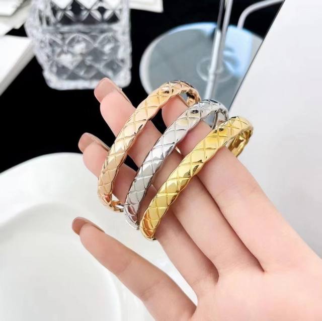 Coco Crush Chanel Diamond-Patterned Bracelet. We Produce The Zp One-To-One Versi