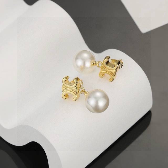 Celine New Kailun Pearl Earrings With A Unique Design, Bold Personality, And A R
