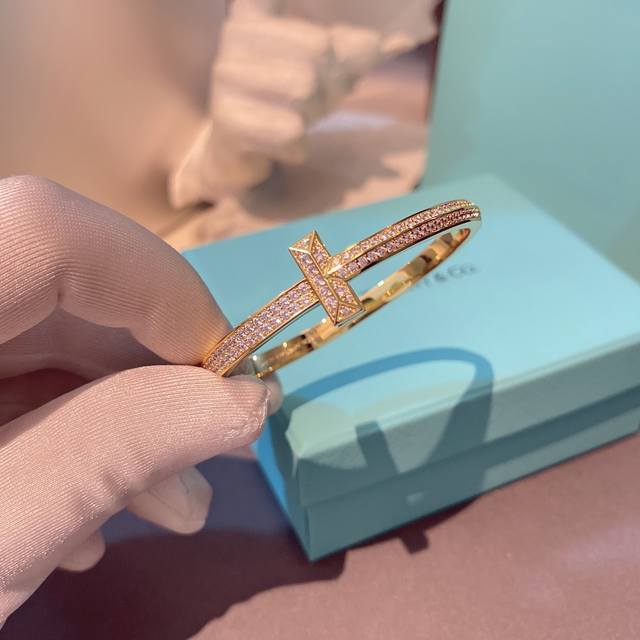 New T1 Luxury Full-Diamond Wide Bracelet, Size 17. Reference Made Based On The Z