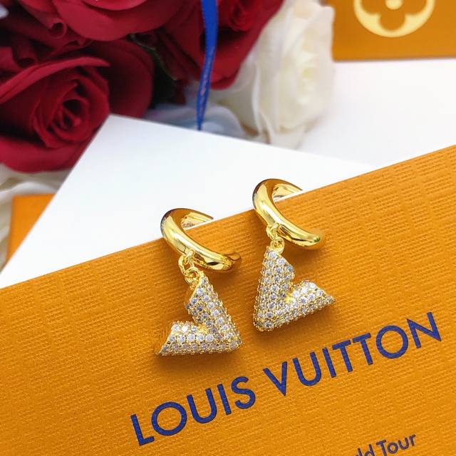 Model Number Led0022 Lv Latest V-Shaped Diamond-Encrusted Gold Ear Hook, Consist