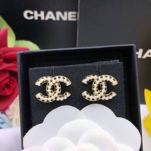 Item No. Xed0097 White Diamond, Item No. Xed0766 Black Diamond Chanel's Most Ico
