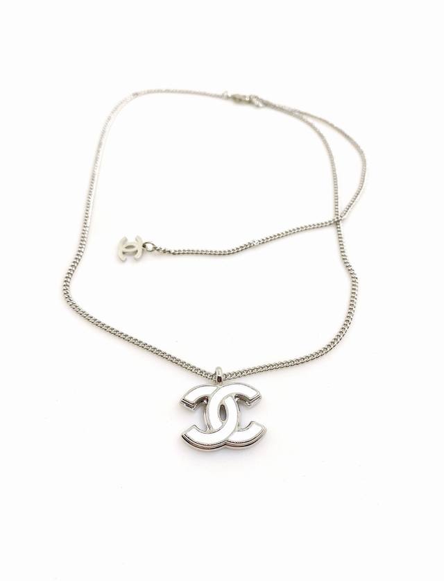 Chanel Latest Platinum White Cc Necklace Consistent Zp Brass Material