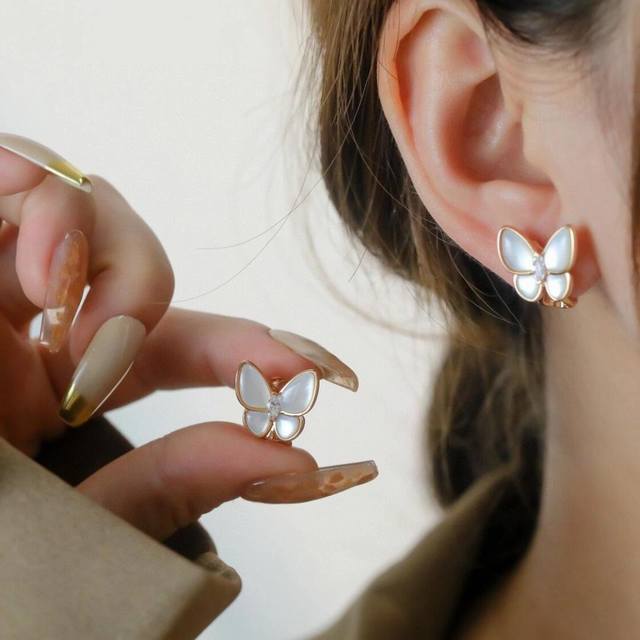 V Gold-Plated Mimi Gold Two Butterfly Series: Pearl Mother-Of-Pearl Marble Butte