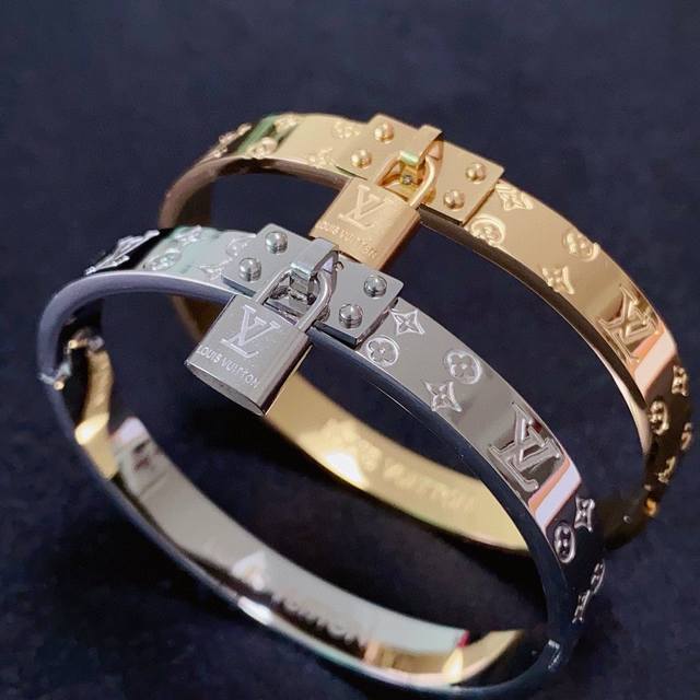 New Arrival, Authentic Goods Lv Lock Bracelet Louis Vuitton Louis Vuitton Offici