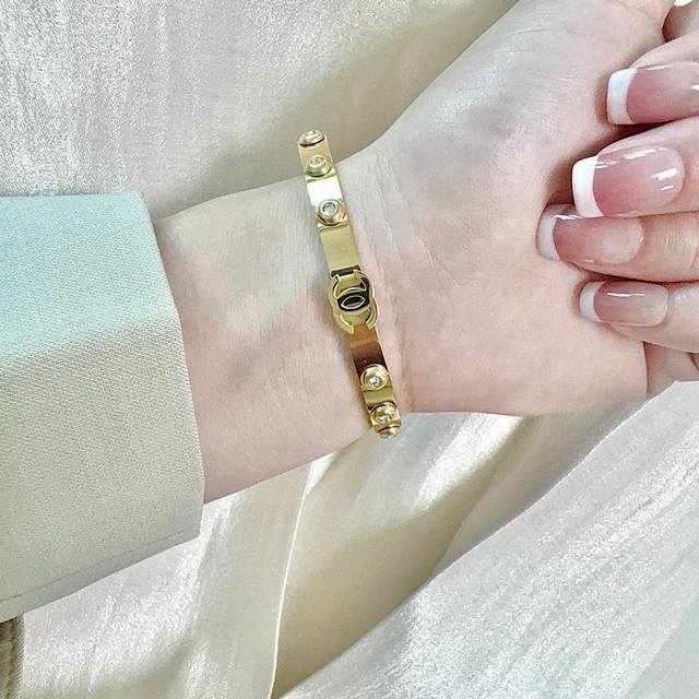 New Chanel Bracelet With Six Sparkling Diamonds, Ultra-Detailed Bling-Bling Desi