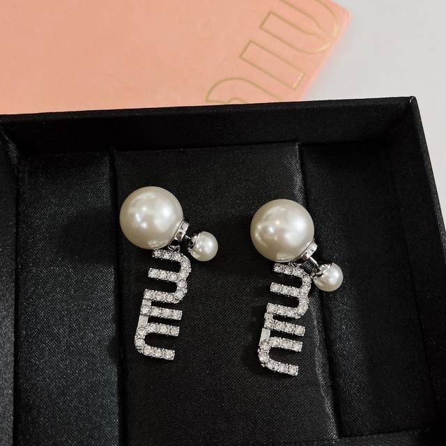 Miumiu Pearl Letter Full-Diamond Earrings Pearl Texture That's Off The Charts, G