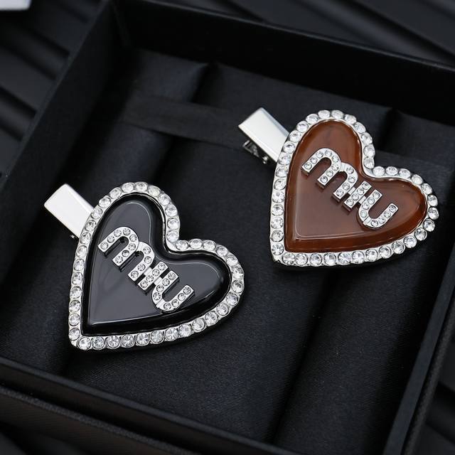 Miumiu Heart-Shaped Acrylic Hairpin, A Playful And Fashionable Summer Accessory.