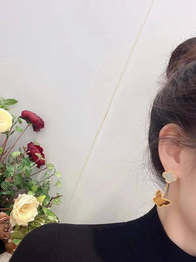 V Gold Material Vca White Pearl Tiger's Eye Stone Gold-Colored Double Flower Ear