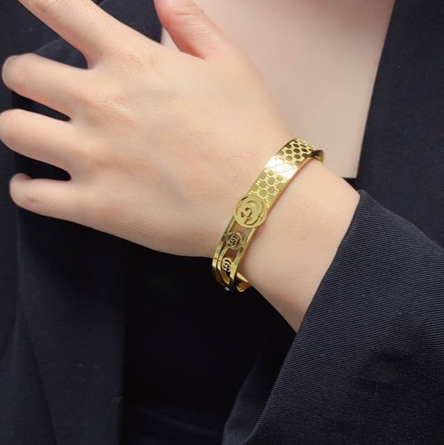 New Gucci Double G Bracelet With Ultra-Heavy Bling Bling, Excellent Color Coordi