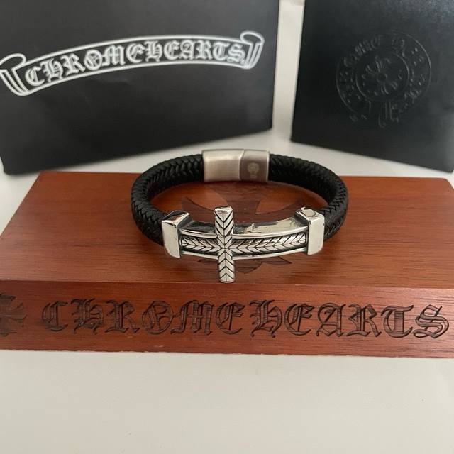 New Arrival, Store-Quality Chrome Hearts Classic Retro Cross Leather Cord Bracel