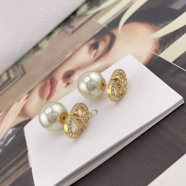 High-Quality, Details As Shown. D-Shaped Diamond-Studded Bee Large Pearl Ear Stu