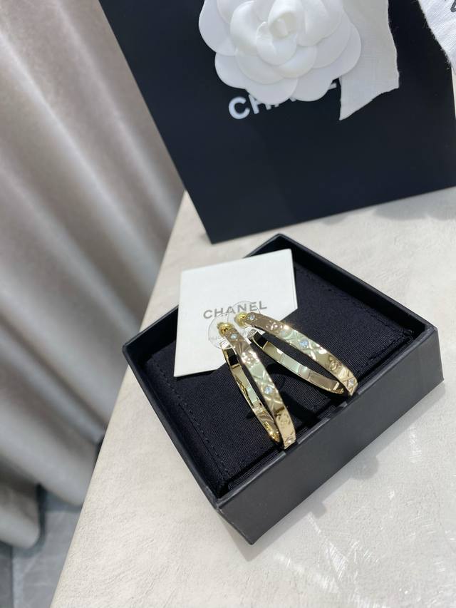 High-Quality, Details As Shown. Fragrant Diamond-Patterned Double C Earring. The